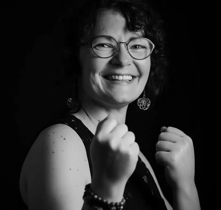 Emilie Debray, praticienne en kinesiologie, photo en noir et blanc
