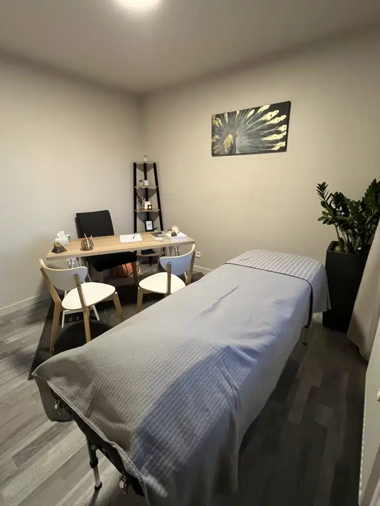 Image d'un cabinet de soin, avec lit de massage.